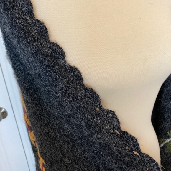 Lovely shawl with floral design - Picture 5 of 6